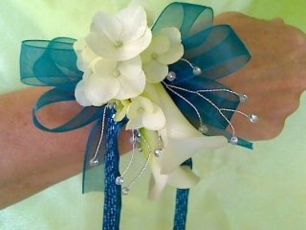 calla/hydrangea wristlet