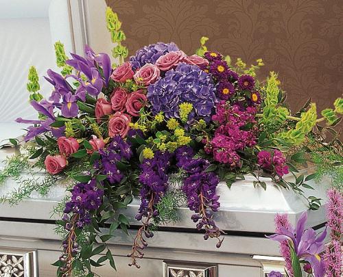 Graceful Tribute Casket Spray</div